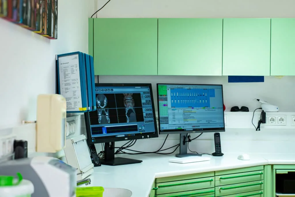 Monitore zur digitalen Planung in der Ordination